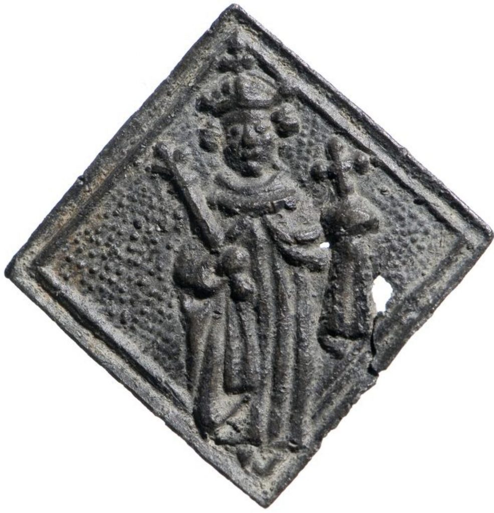 Medieval lead pilgrim badge
Lozenge-shaped badge, depicting Henry VI with an orb in the left handand a sceptre in the right. Attachment loop on the back.